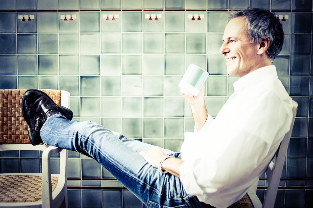 Stefan Geisse in Entspannung und Achtsamkeit auf der Yogamatte